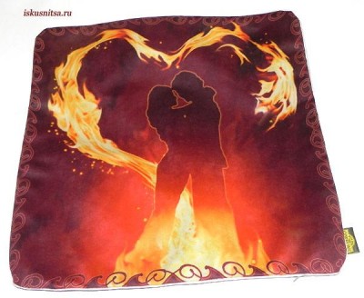 Готовая наволочка для подушки (с вшитой молнией и обратной стороной)  Пламенное сердце, ткань- велюр