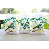 Набор для вышивания трех мешочков-саше Зеленые птицы и бабочка