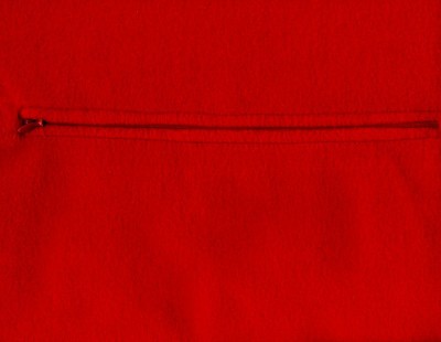 Обратная сторона наволочки на молнии из польской ткани Polar (красная), 45х45