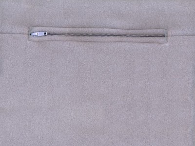 Обратная сторона наволочки на молнии из польской ткани Polar (светло-серый) 45х45 см. Состыкованная по молнии
