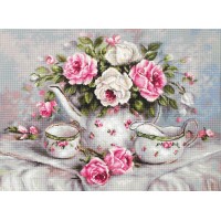 Чайный сервиз и розы