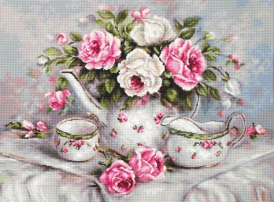 Чайный сервиз и розы