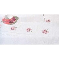 Скатерть  «Розовые розочки» с жаккардовым узором  (набор для вышивания)