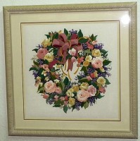 Готовая вышитая картина, оформленная в багет с двойным паспарту: Венок из цветов /MБ_1537