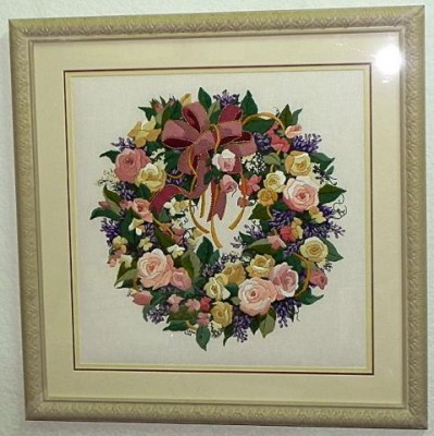 Готовая вышитая картина, оформленная в багет с двойным паспарту: Венок из цветов