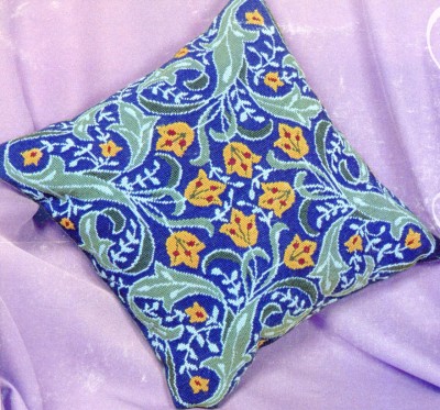 Подушка  серии Glorafilia Синий орнамент Уильяма Морриса (Blue William Morris Cushion)